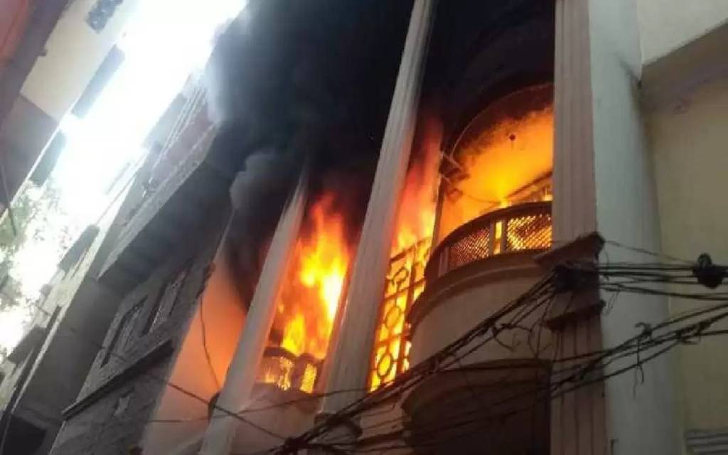 varanasi: साड़ी के होलसेल दुकान में लगी भीषण आग, लाखों का सामान जलकर खाक, फायर ब्रिगेड ने आग पर काबू पाया