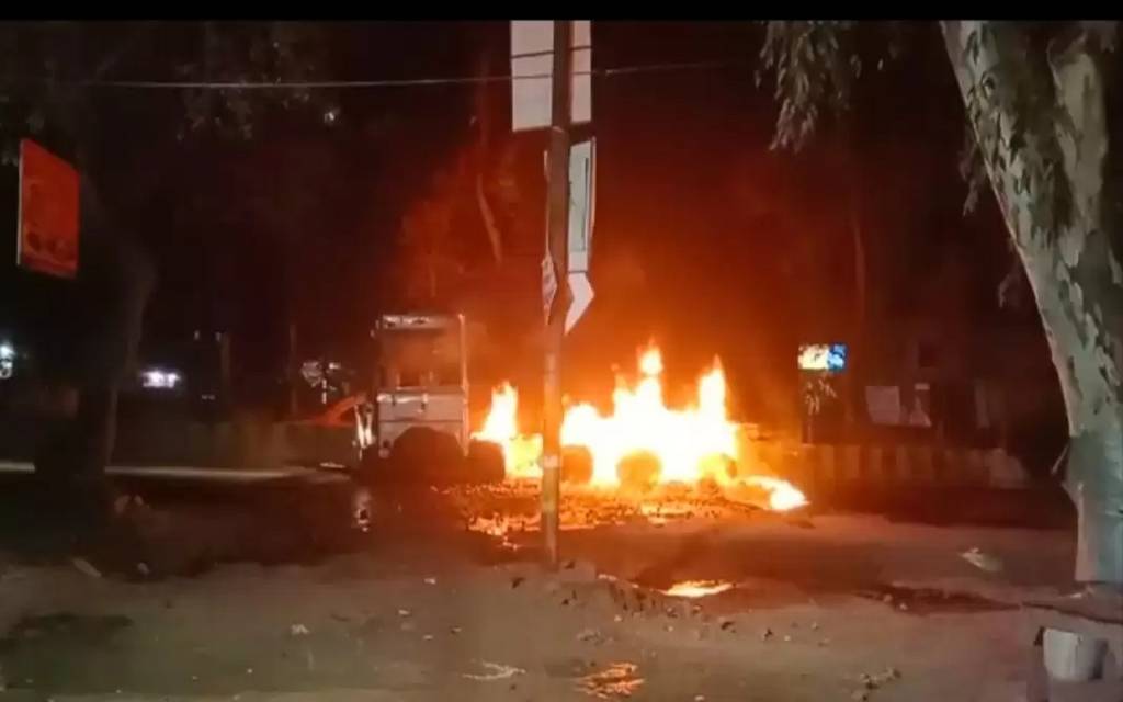 चांदपुर में डिवाइडर से टकराकर आलू लदी ट्रक में लगी आग,चालक हुआ फरार