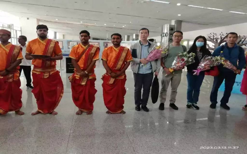शंघाई देश के प्रतिनिधियों का पहला समूह पहुंचा काशी, एयरपोर्ट पर हुआ परंपरागत तरीके से स्वागत
