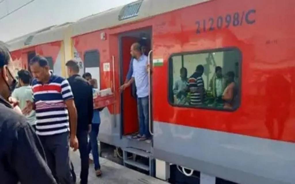 शटल ट्रेन का इंजन हुआ फेल: डेढ़ घंटे सीहीपुर में खड़ी रही, यात्री परेशान