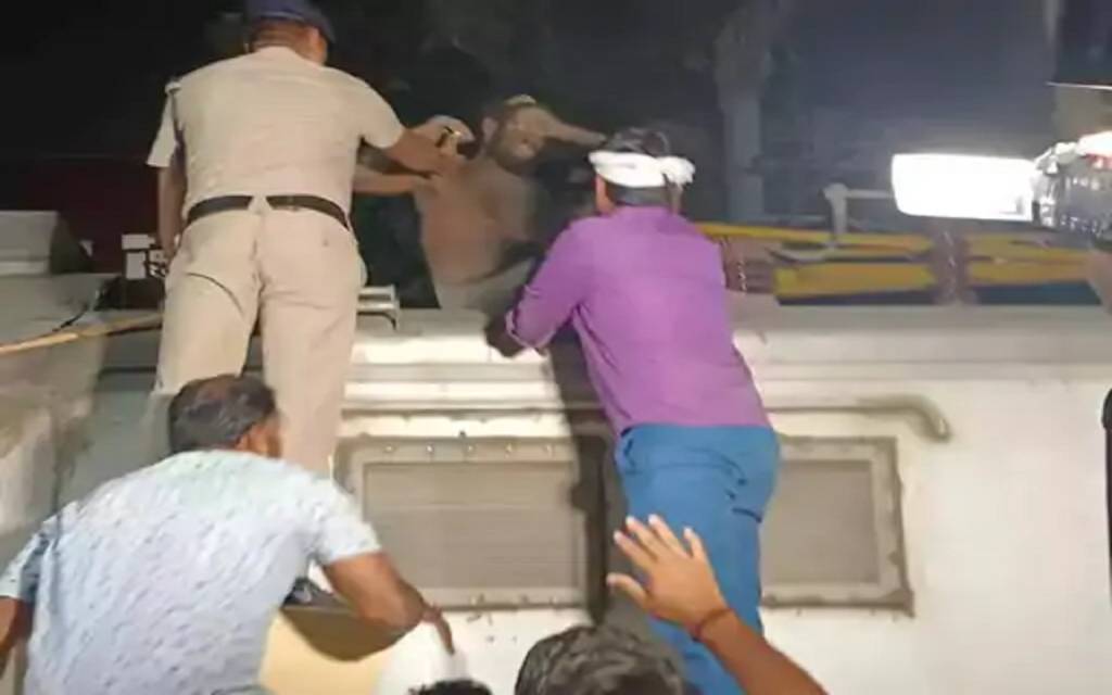 varanasi: नग्न अवस्था में ट्रेन के इंजन के ऊपर चढ़ा युवक, मचा हड़कंप 