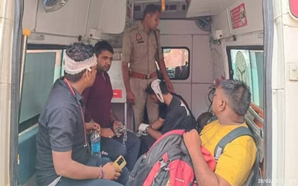 पूर्वांचल एक्सप्रेस-वे पर दिल्ली जा रही पुलिस कर्मियों की पलटी कार, छह पुलिसकर्मी घायल