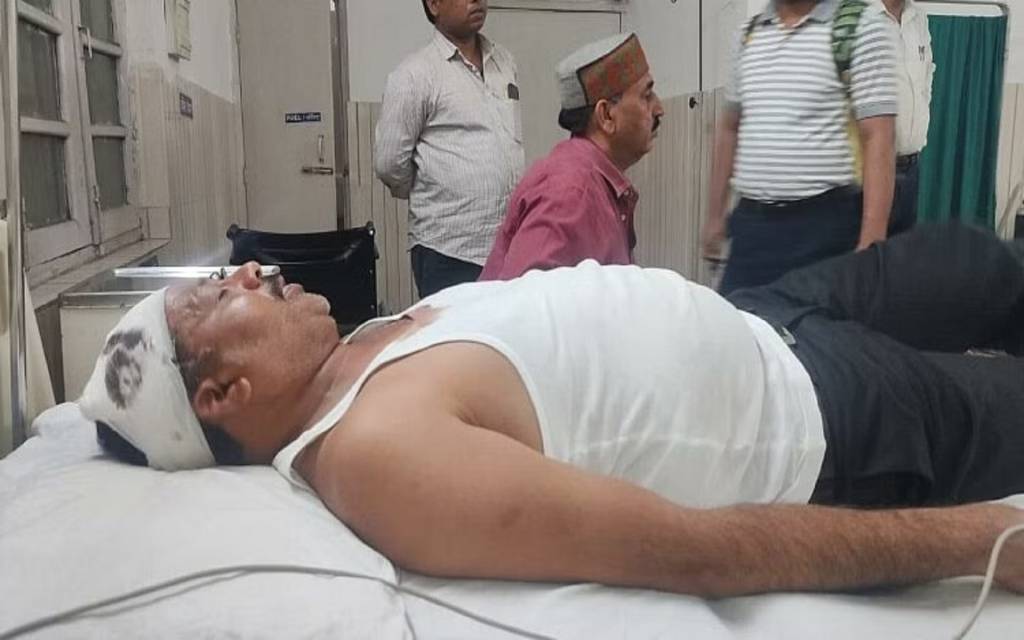 Varanasi: चलती ट्रेन में चाकूबाजी, यात्री ने टॉयलेट में छिपकर बचाई जान 