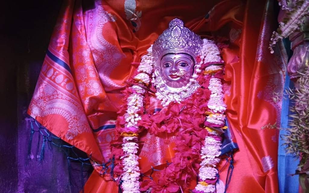  वाराणसी में नवरात्र के आठवें दिन देवी महागौरी के मंदिर में भक्तों का लगा तांता