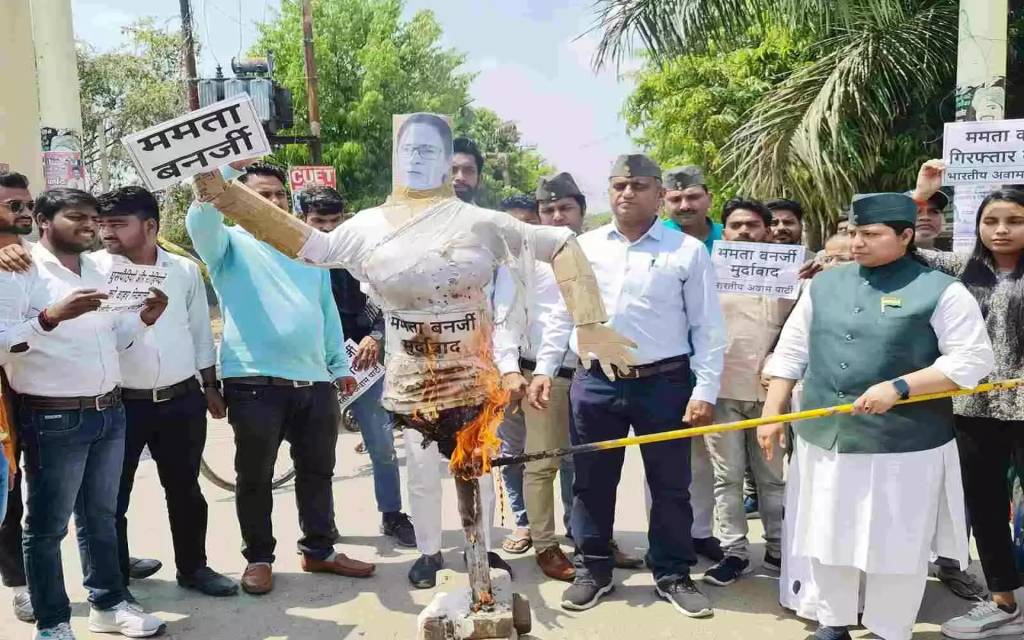 पश्चिम बंगाल में हिंसा से काशी में गुस्सा, फूंका ममता बनर्जी का पुतला