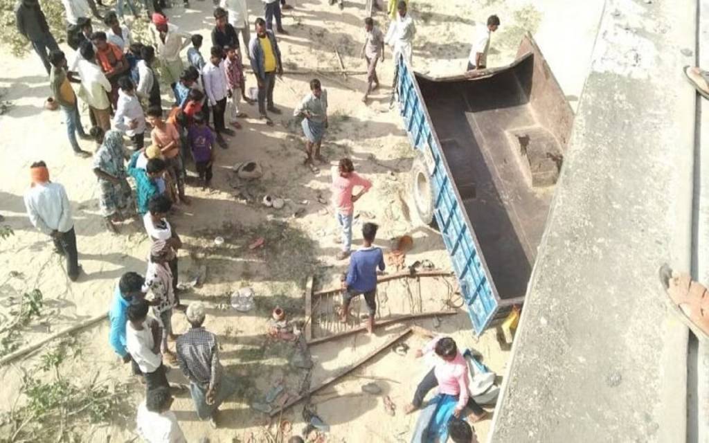 शाहजहांपुर में ट्रैक्टर-ट्रॉली पलटने से महिला-बच्चों सहित 20 लोगों की मौत