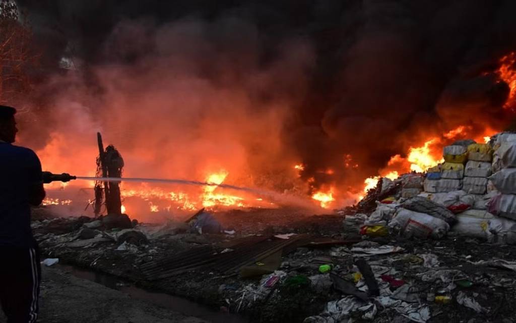 Varanasi: कबाड़ टायर के गोदाम और लकड़ी के टाल में लगी भीषण आग, दमकल की 6 गाड़ियां 3 घंटे बाद पाया आग पर काबू