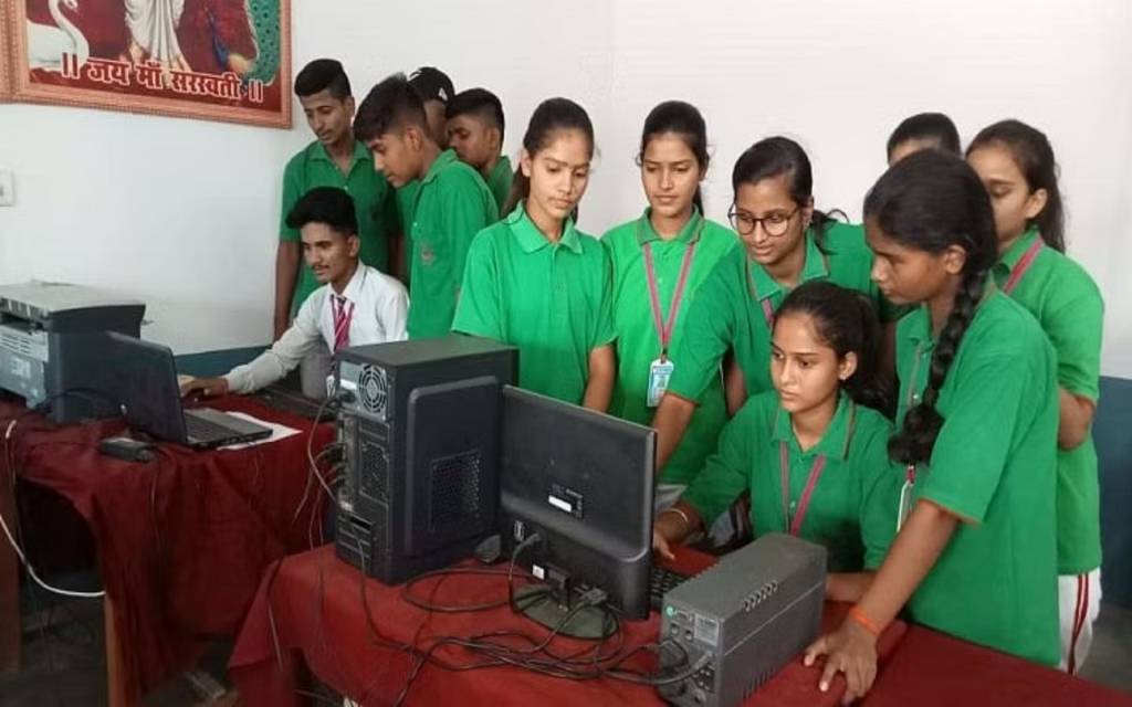 UP Board 12th Result 2023 : वाराणसी जिले में हाई स्कूल में सिमरन पटेल ने किया टॉप 