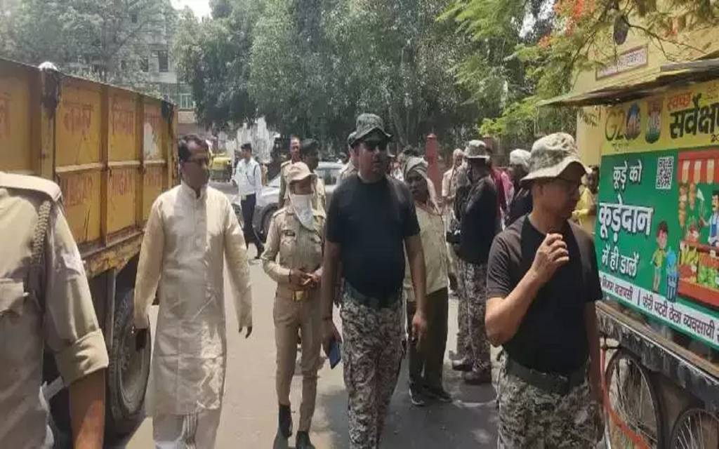 Varanasi: नगर निगम ने अतिक्रमण के खिलाफ चलाया अभियान, ट्रांसपोर्टरों का सामान जब्त, 25 वाहनों का चालान