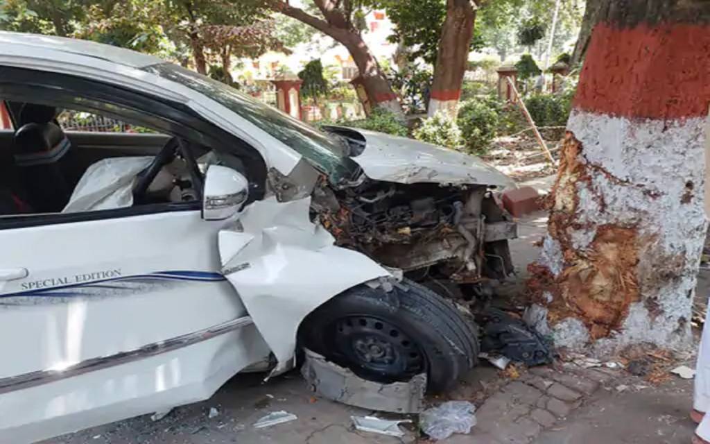 BHU में पेड़ से टकराई कार, बुरी तरह हुई क्षतिग्रस्त