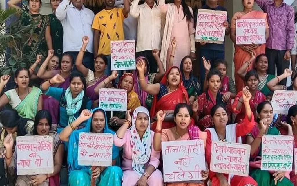 महिला कुश्ती पहलवानों के समर्थन में वाराणसी धरना, बृजभूषण सिंह की गिरफ्तारी की मांग