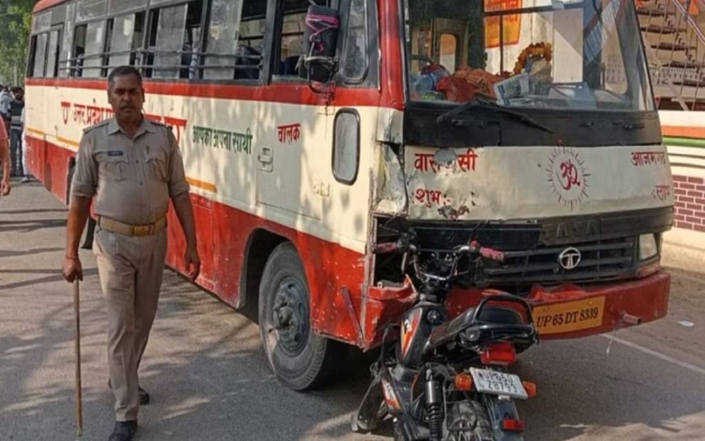 Varanasi: रोडवेज बस की टक्कर से मोपेड सवार की मौत, दूसरा घायल