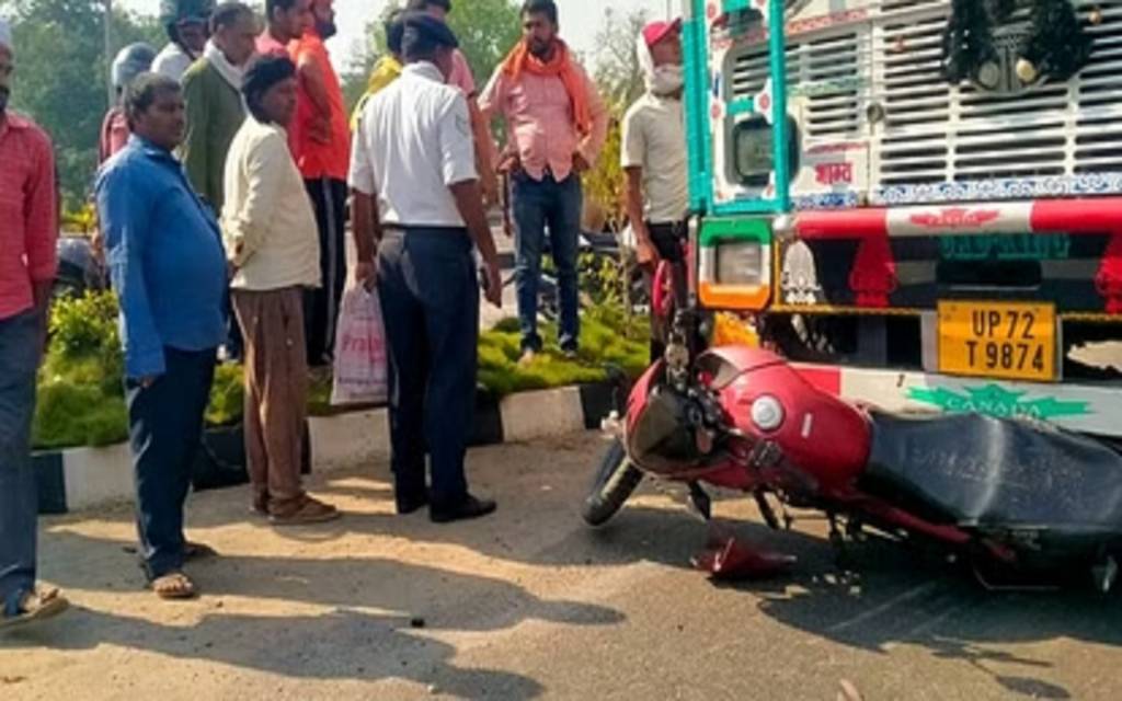 Varanasi: हरहुआ रिंग रोड चौराहे पर ट्रक ने बाइक को मारी टक्कर, दो घायल 