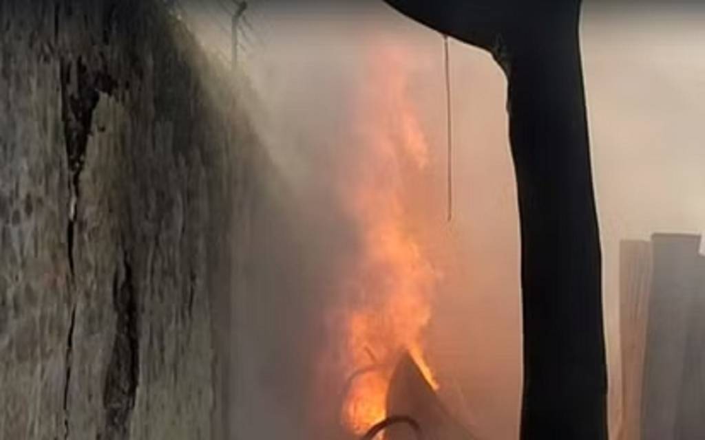 Varanasi : प्लास्टिक गोदाम में लगी भीषण आग, सामान जलकर खाक