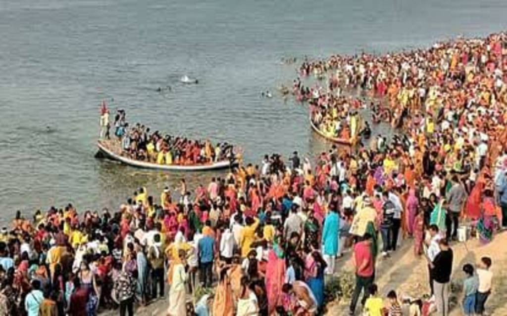 Baliya: मुंडन संस्कार में जा रही सवारियों से भरी नाव गंगा में डूबी, चारों तरफ मची रही चीख पुकार, तीन की मौत