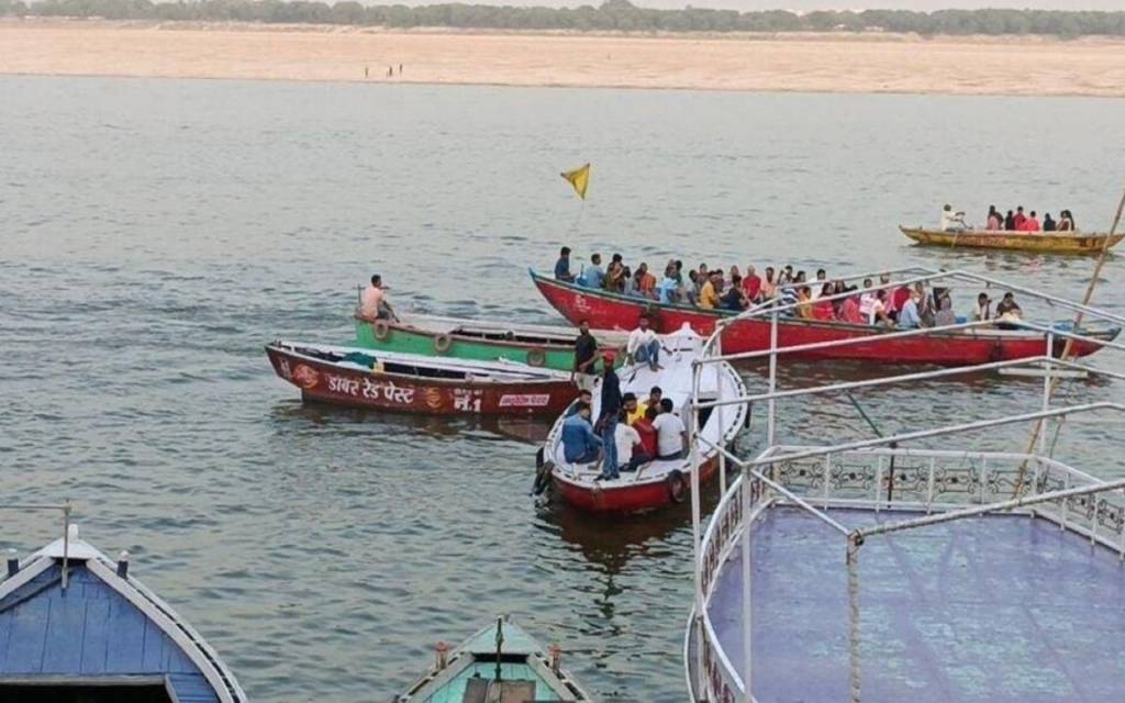 varanasi : जिला प्रशासन ने जारी किया अलर्ट, बंद कराया गंगा में नौका संचालन, जानिये क्या रही वजह