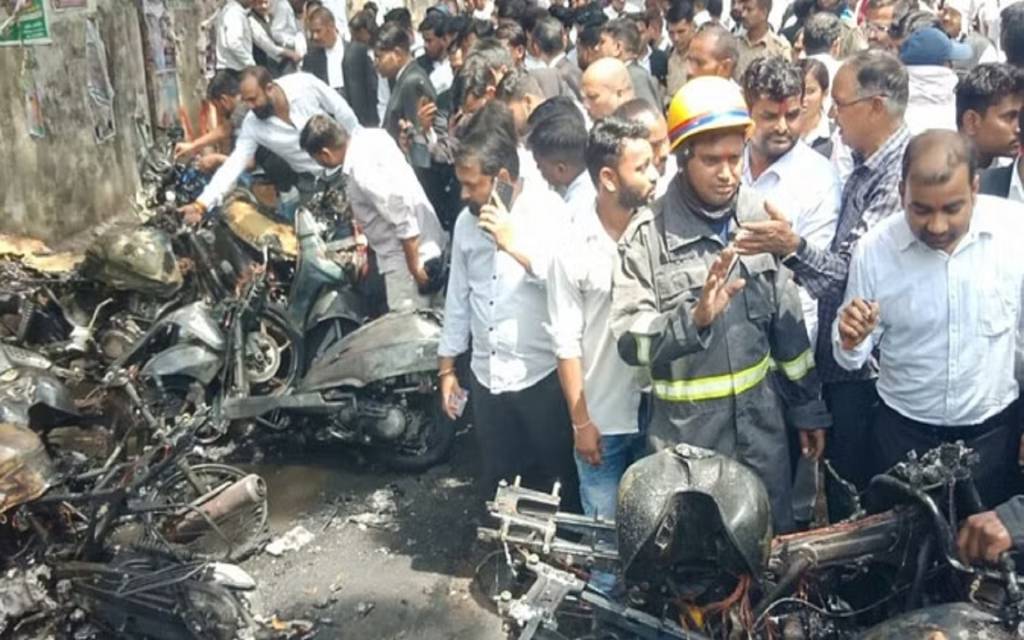 Lucknow: सेशन कोर्ट के बाहर हाईटेंशन तार के टूटने से हुआ बड़ा हादसा,  डेढ़ दर्जन से ज्यादा जलीं गाड़ियां
