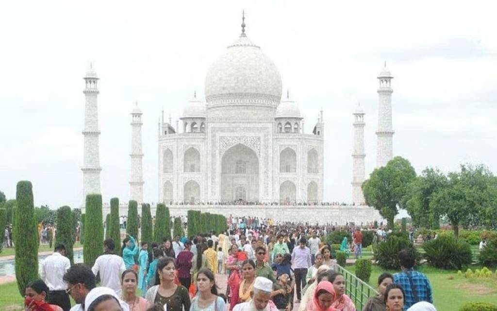 ताजमहल के रॉयल गेट पर 'भारत माता की जय' बोलने पर सुरक्षाकर्मी ने पकड़े पर्यटक दंपती