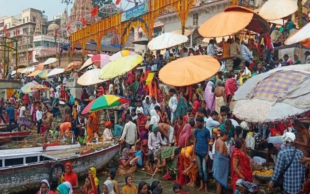 Ganga dussehra 2023: काशी में गंगा दशहरा पर भक्तों को लगाई पुण्य की डुबकी, दूर-दूर से आ रहे हैं लोग