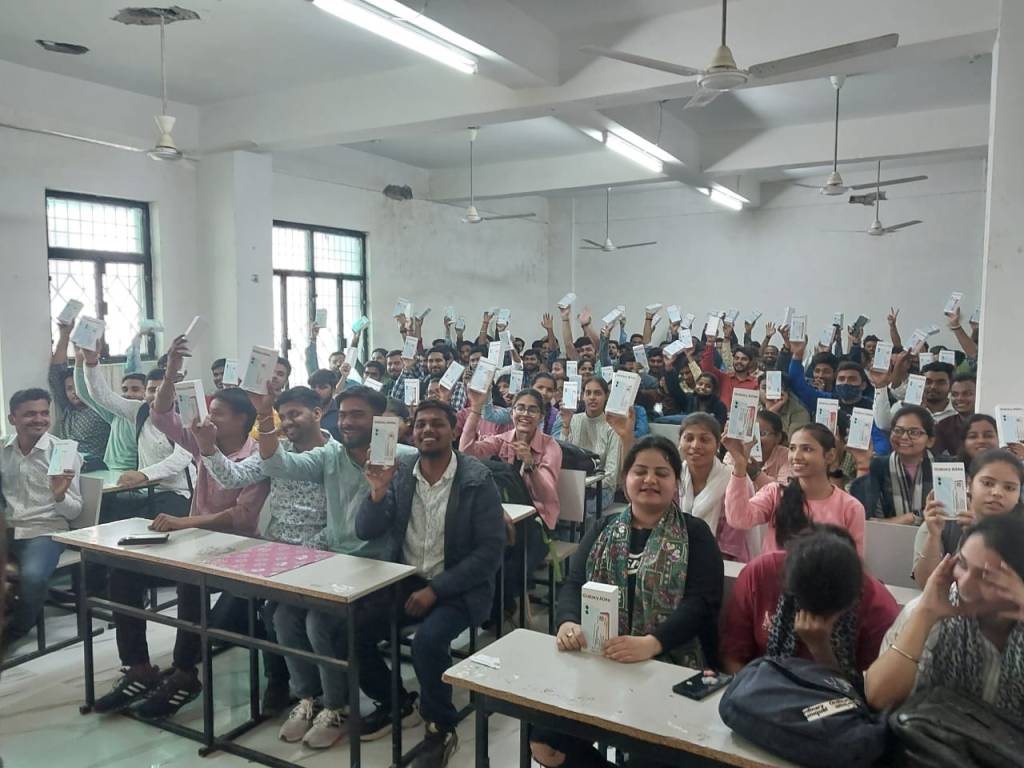 गंगापुर में 460 विद्यार्थियों को मिला स्मार्टफोन 