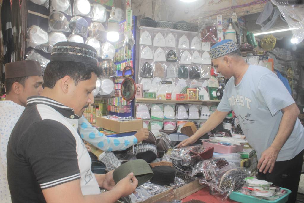 ईरानी-अफगानी टोपी से देंगे ईद की मुबारकबाद