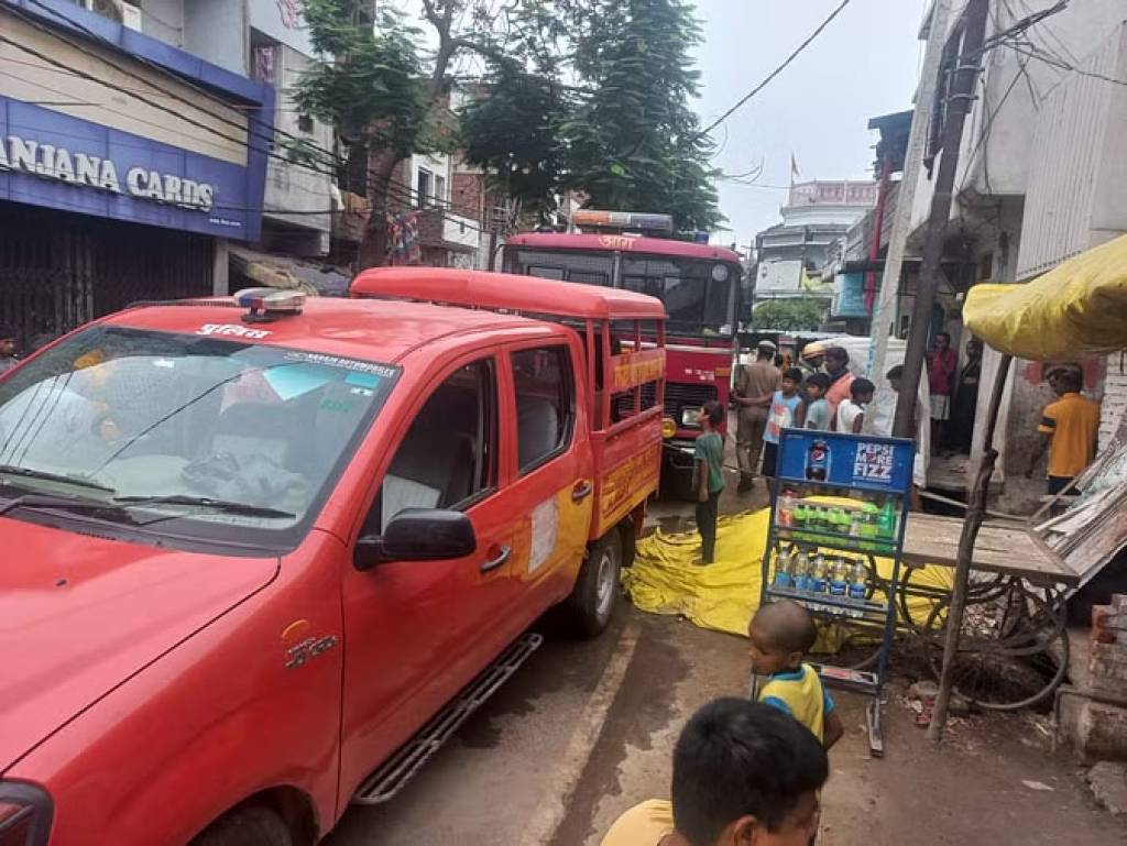 शार्ट सर्किट से घर में लगी आग, धुआं भरने पर घरवालों की खुली नींद; भागकर बचाई जान