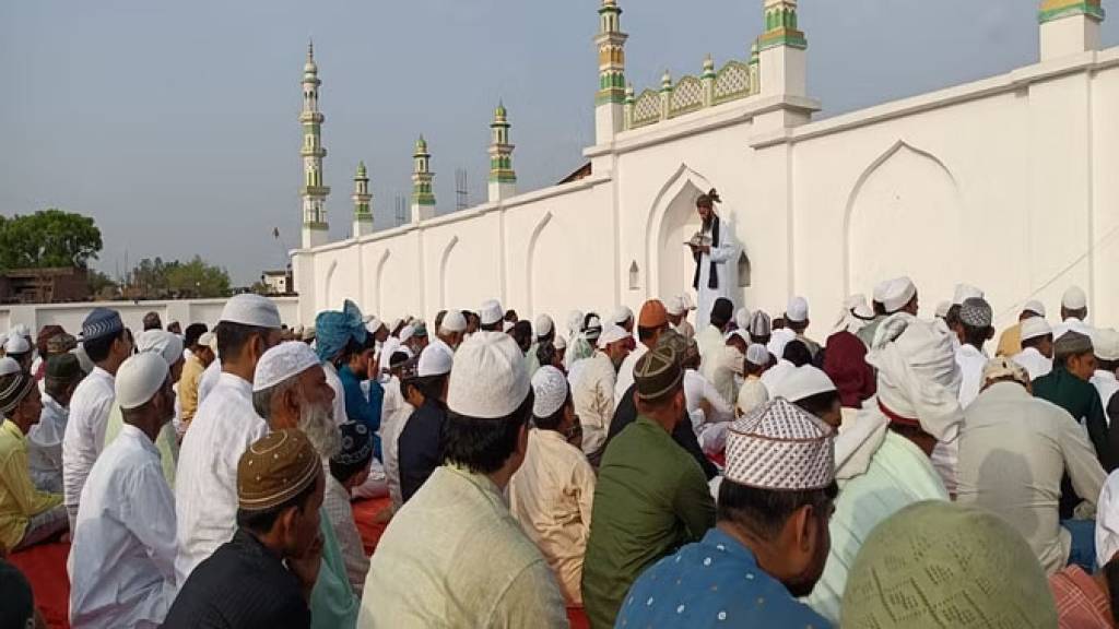 सख्त सुरक्षा में मसजिदों में पढ़ी गई बकरीद की नमाज, खुदा से अमन, चैन और खुशहाली की मांगी दुआ