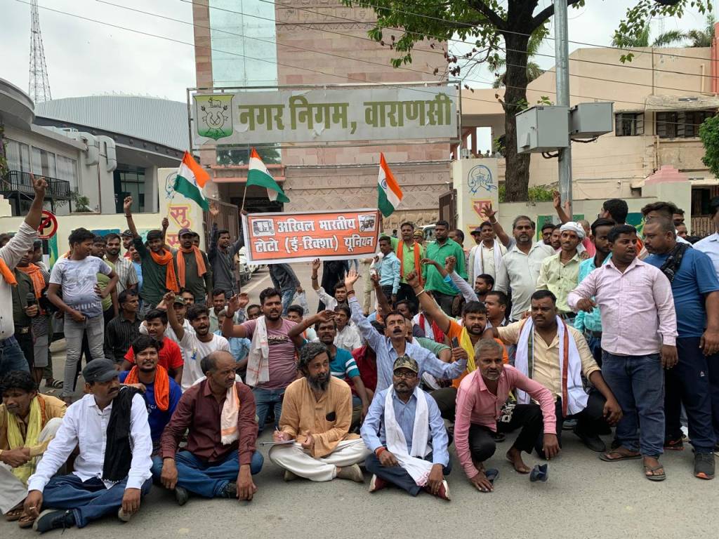 नगर निगम के गैरजिम्मेदाराना रवैये पर ई-रिक्शा चालकों ने खोला मोर्चा