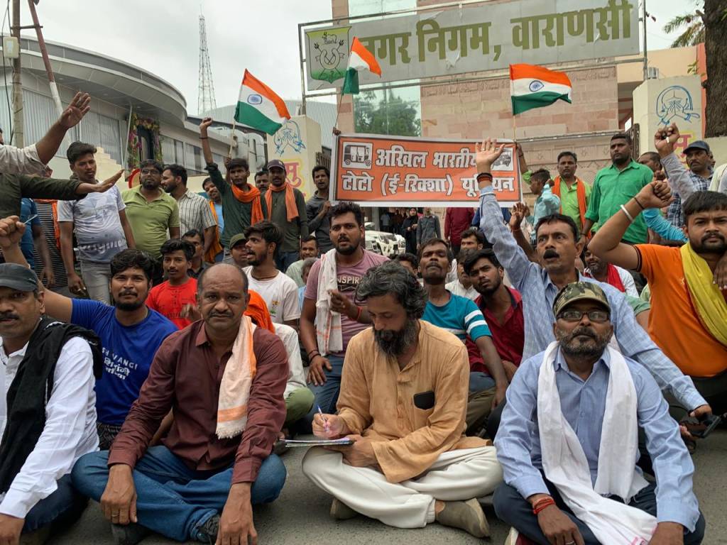नगर निगम के गैरजिम्मेदाराना रवैये पर ई-रिक्शा चालकों ने खोला मोर्चा