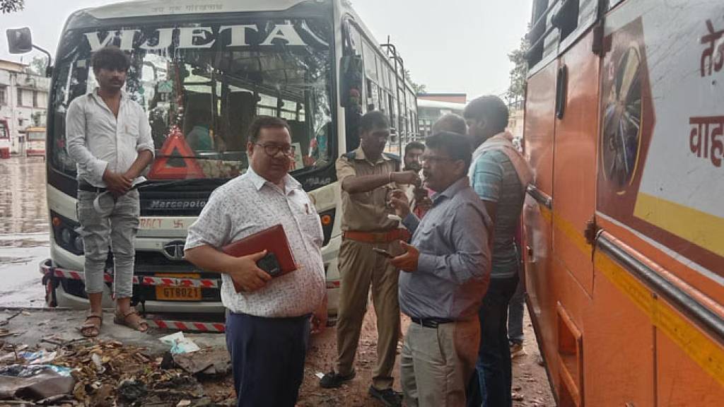 शहर के विभिन्न सड़कों पर खड़ी रहती हैं डग्गामार बसें, सात वाहनों को किया सीज