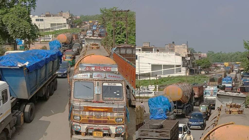 14 घंटे से हाईवे जाम, बच्चे नहीं पहुंच पाए स्कूल; कर्मिचारियों की भी छूटी ड्यूटी