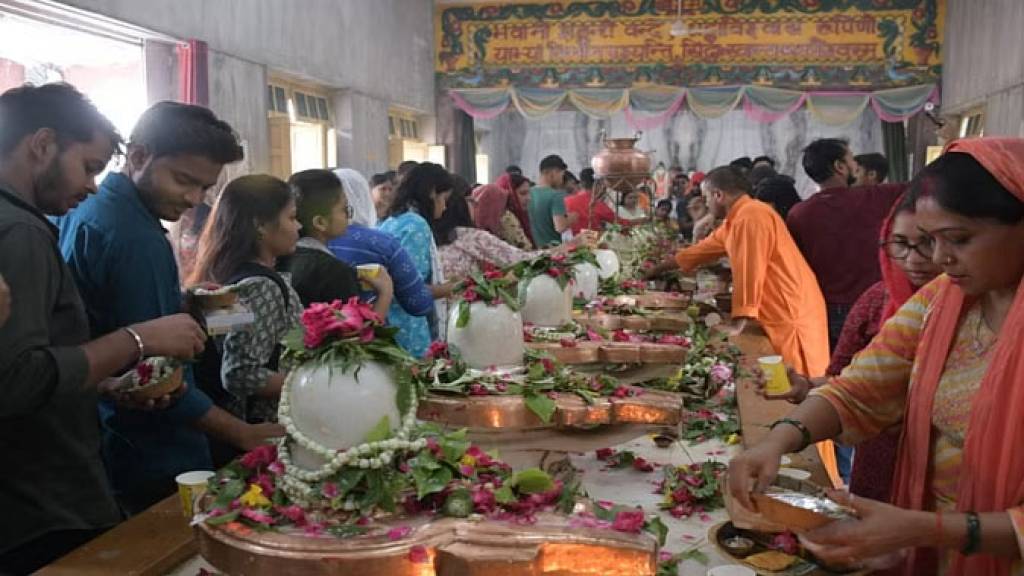 सावन के पहले सोमवार पर हर तरफ हर हर महादेव की गूंज, मनकामेश्वर मंदिर में लगी भक्तों की  लंबी कतार