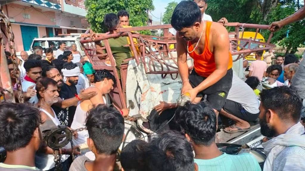 खड़े ट्रक से टकराई पिकअप, एक छात्र की मौत; 10 घायल, मना करने के बाद भी सवार हुए थे बच्चे