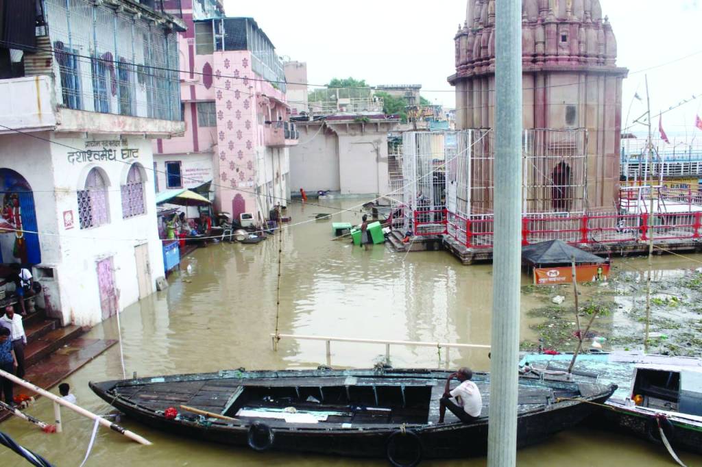 बनारस में अपना रौद्र रूप दिखाने को आतुर गंगा 