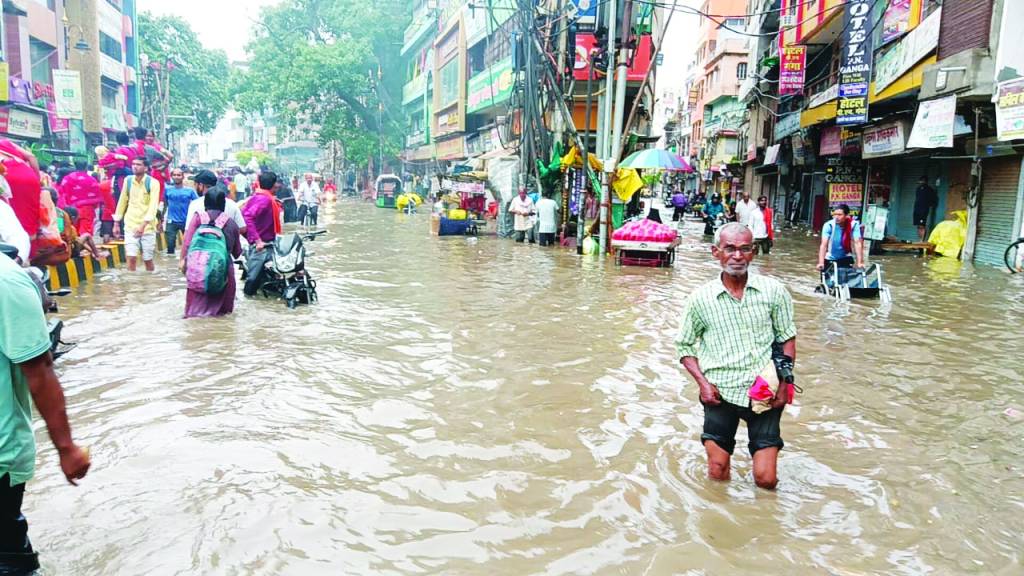 खूब झमाझम काशी बम-बम 