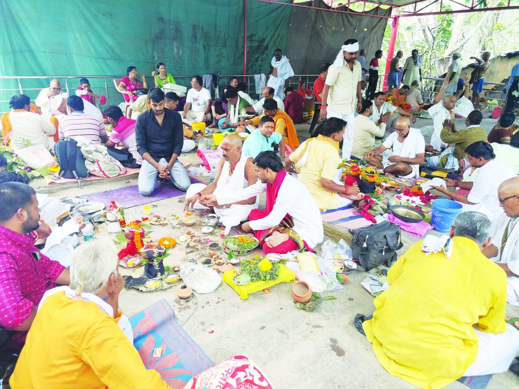 सूर्य को साक्षी मानकर पितरों की तृप्ति की कामना 