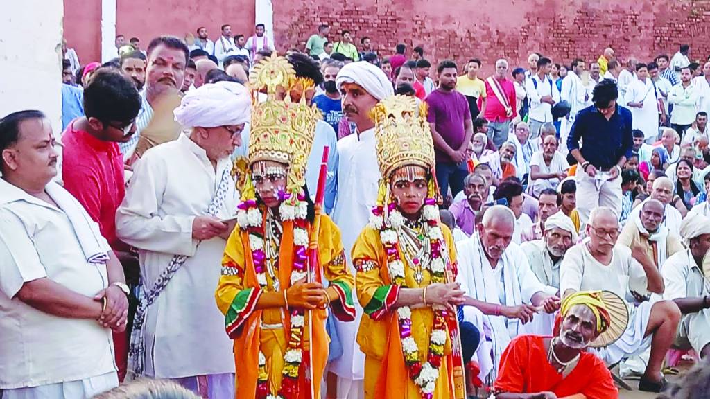 चारों दूल्हा के आरती उतारू ऐ सखी