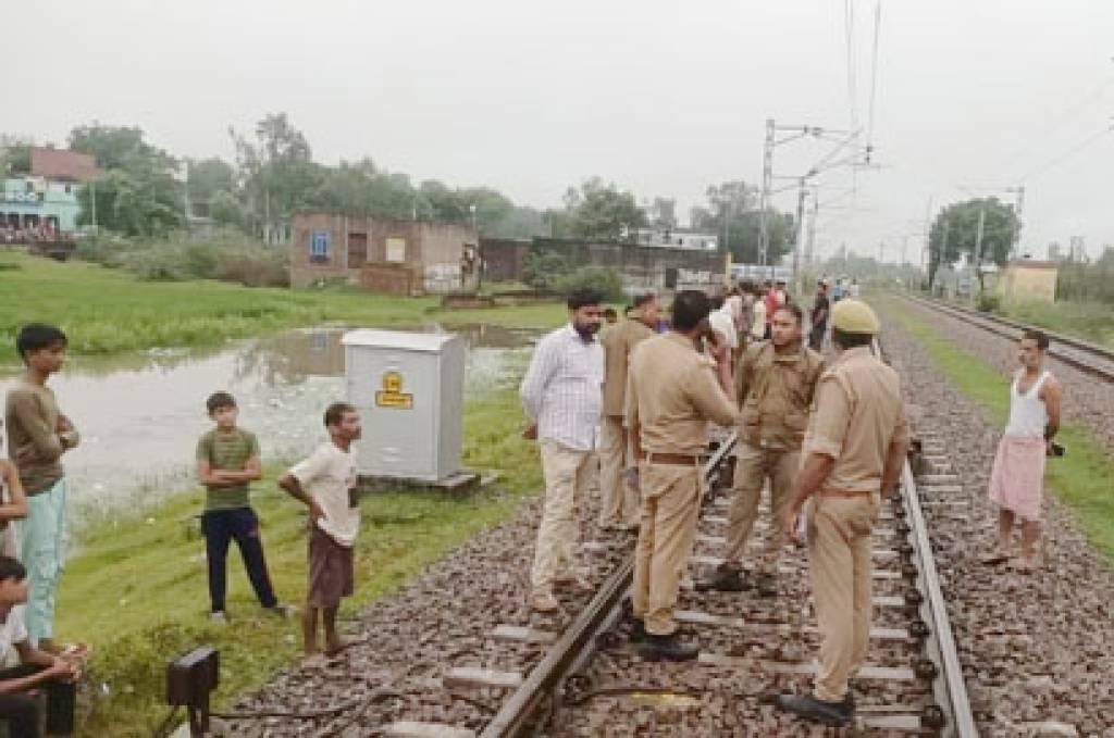 ईयरफोन लगाकर रेलवे ट्रैक पार कर रहे युवकों को ट्रेन ने मारी टक्कर, मौत