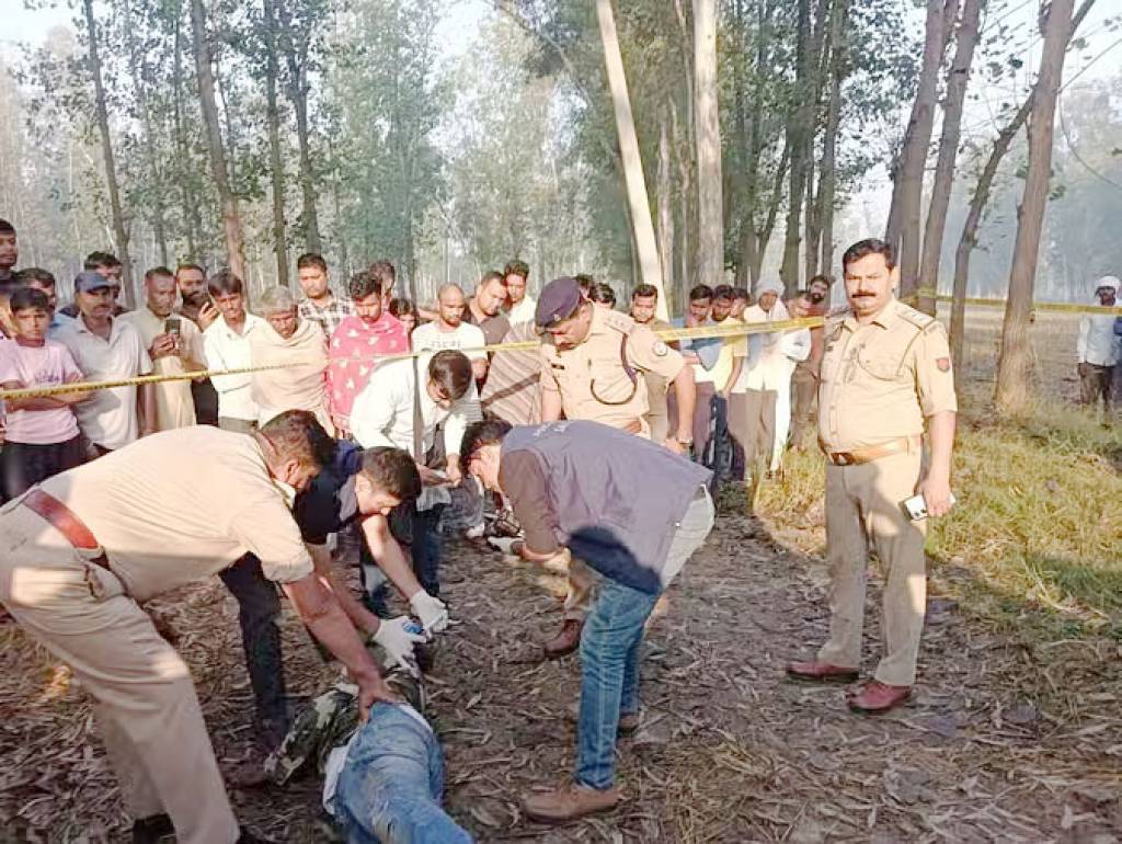 खेत में मिला युवक का लहूलुहान शव, हत्या की आशंका