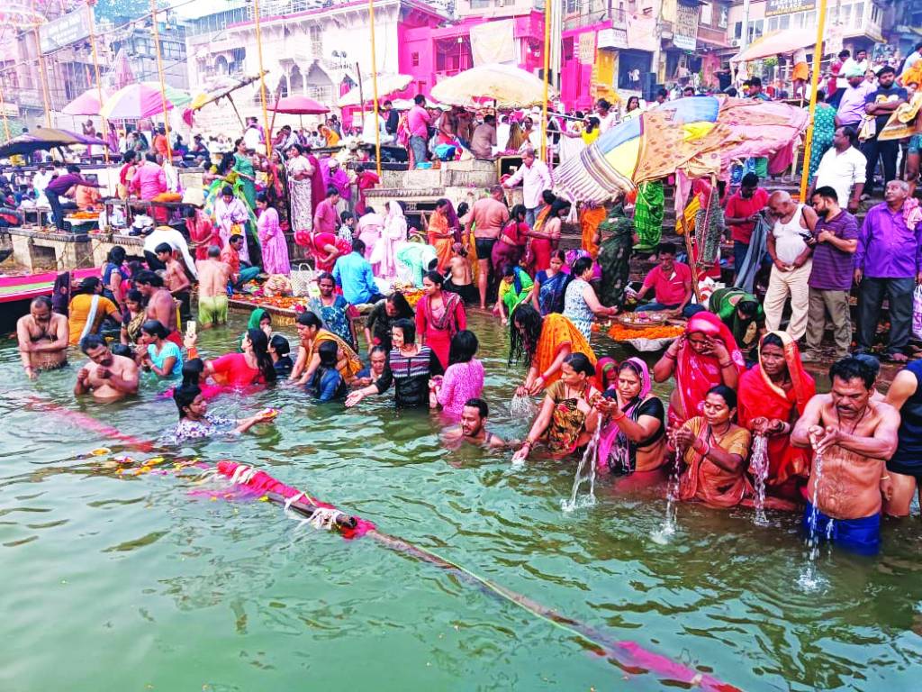 श्रद्धालुओं ने गंगा में लगाई पुण्य की डुबकी