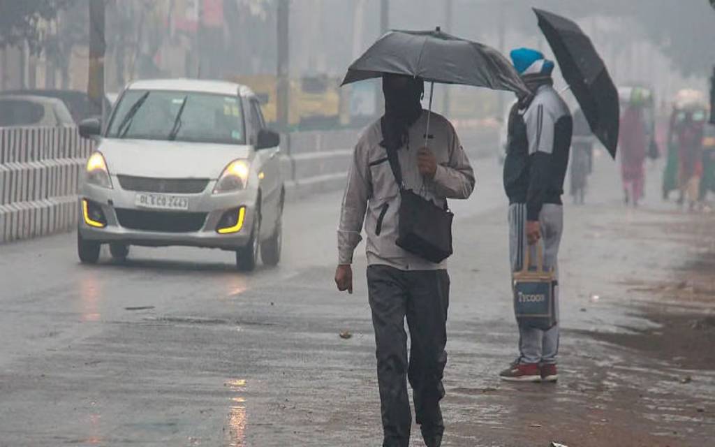 UP Weather: यूपी में बढ़ी ठिठुरन, कई जिलों में शीतलहर का अलर्ट जारी