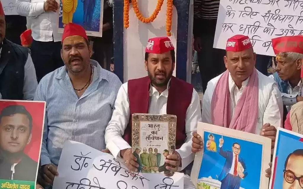  डॉ. भीमराव अंबेडकर गलत  टिप्पणी पर अंबेडकर वाहिनी कार्यकर्ताओं ने किया विरोध प्रदर्शन