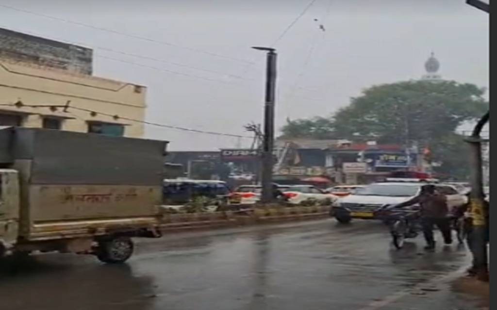वाराणसी में शुरू हुई बूंदाबांदी, ठंडी हवाओं ने बढ़ाई गलन