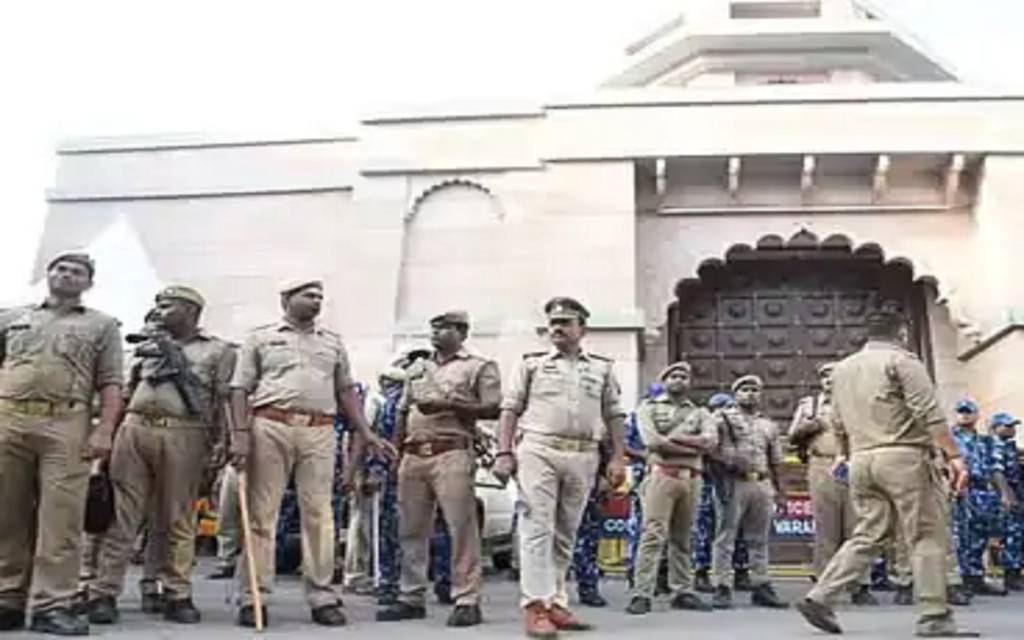 काशी विश्वनाथ मंदिर सुरक्षा से हटाए गए 104 पुलिसकर्मी, नए पुलिसर्मी संभालेंगे सुरक्षा