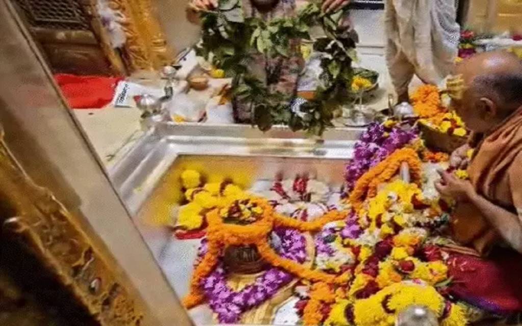 साल के पहके दिन काशी विश्वनाथ मंदिर में उमड़ा आस्था का सैलाब, परिसर में सुरक्षा व व्यवस्थाओं के विशेष इंतजाम