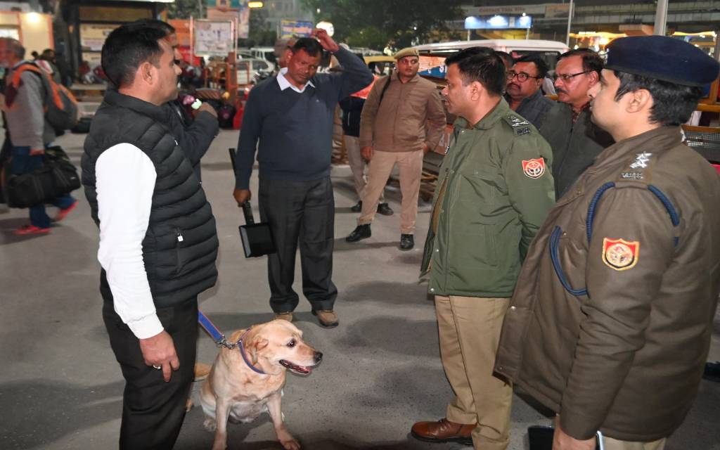 महाकुंभ से स्नान के बाद काशी आने वाले श्रद्धालुओं की सड़कों पर भारी भीड़,शहरी क्षेत्र में वाराणसी में रजिस्टर्ड गाड़ियों को ही अनुमति