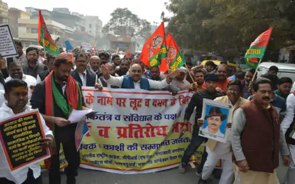 ईडी गठबंधन ने प्रधानमंत्री के संसदीय कार्यालय का किया घेराव, सरकार के खिलाफ निकाल रहे थे पैदल मार्च, कांग्रेस-सपा नेताओं की पुलिस से नोकझोंक