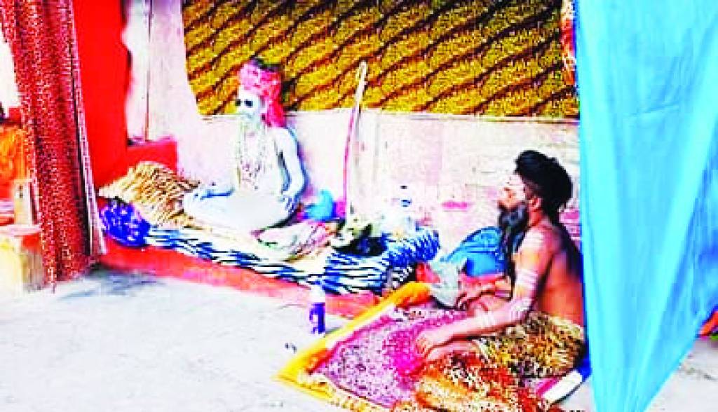 गंगा किनारे साधना में हुए लीन हुए नागा साधु