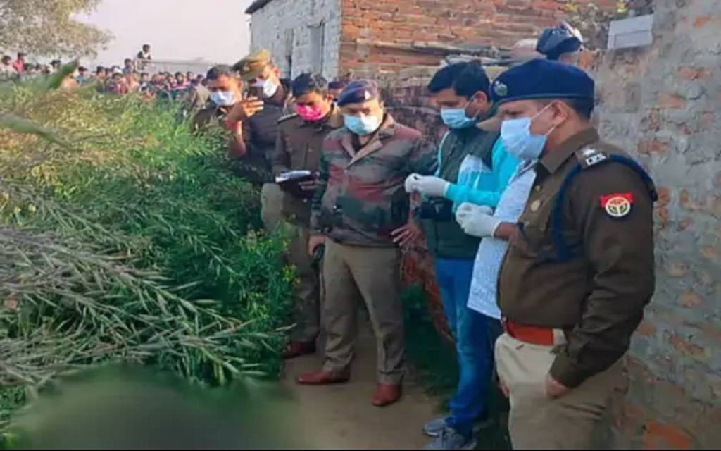 Varanasi: सरसों के खेत में युवक की हत्याकर अधजला शव मिलने से हड़कंप, जांच में जुटी पुलिस