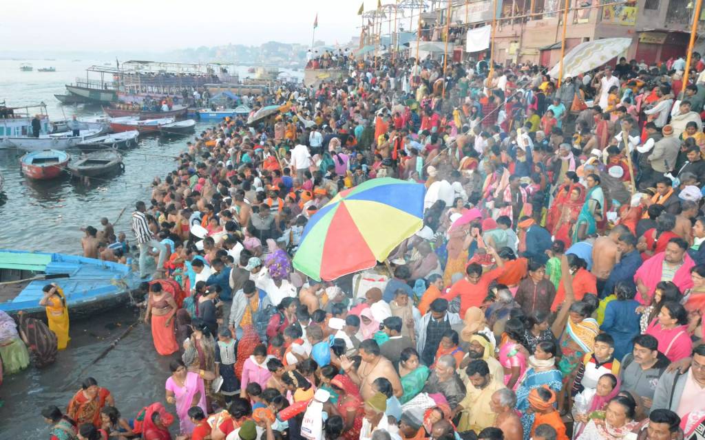 माघी पूर्णिमा पर वाराणसी के गंगा घाटों पर उमड़ी भीड़, लाखों श्रद्धालुओं ने लगाई आस्था की डुबकी